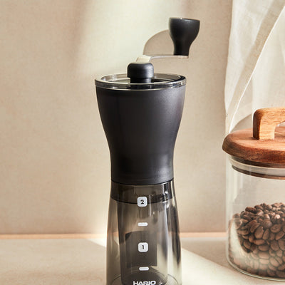 Moedor de Café Manual Hario Mini Slim Plus – Fumé